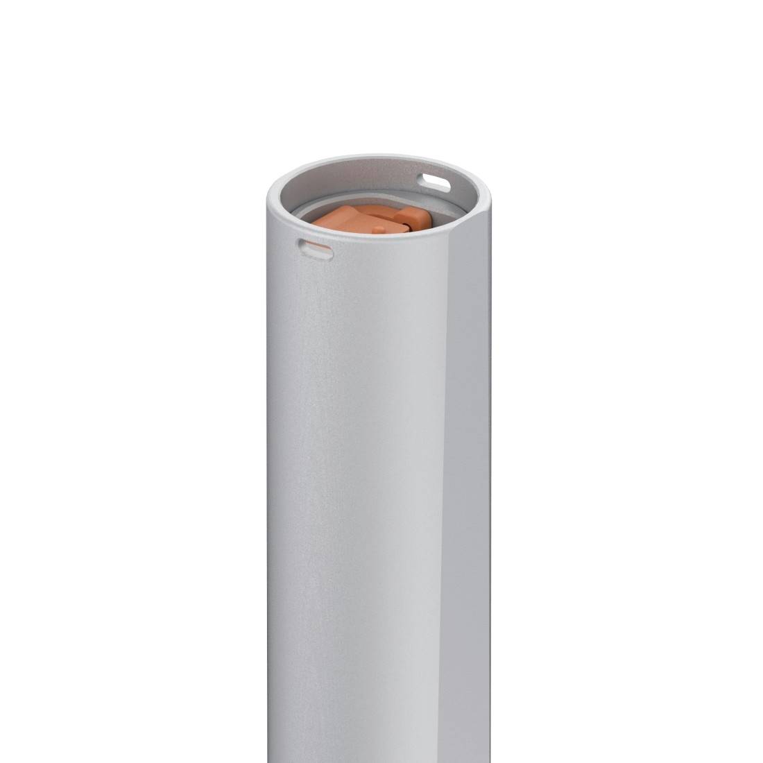 Grijze cilindrische batterij met kopergekleurde bovenkant, weergegeven rechtopstaand op een witte achtergrond.