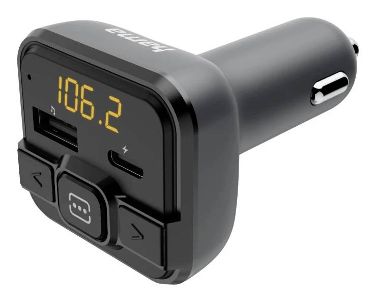 Zwarte FM-transmitter voor auto met LED-display waarop 106.2 wordt weergegeven, USB- en USB-C-poorten, en afspeel-/overslaan-bedieningselementen, weergegeven op witte achtergrond.