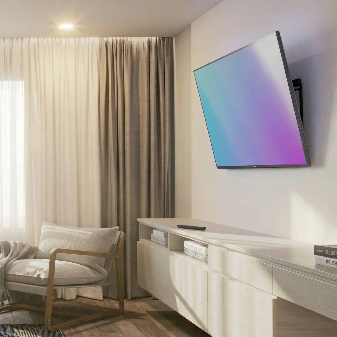 Modern woonkamer met een aan de muur gemonteerde flatscreen-tv, beige leunstoel, lange kast en vloer-tot-plafond gordijnen in zachte neutrale tinten.