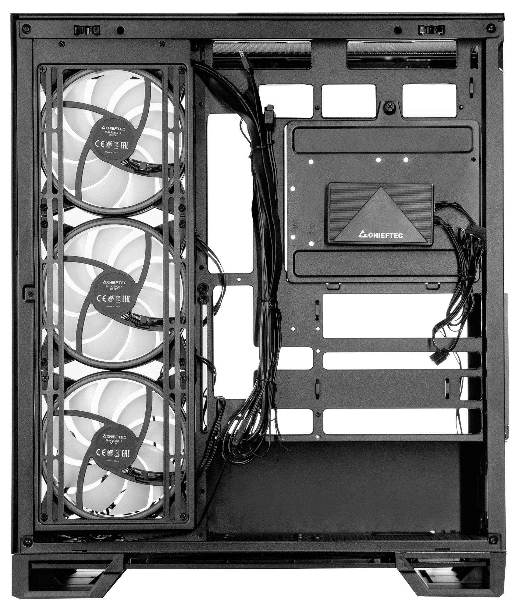 Open PC-behuizing interieur met drie frontale inlaakventilators en een kabelbeheersgebied met een gemonteerde drive-/controllerunit en losse kabels.