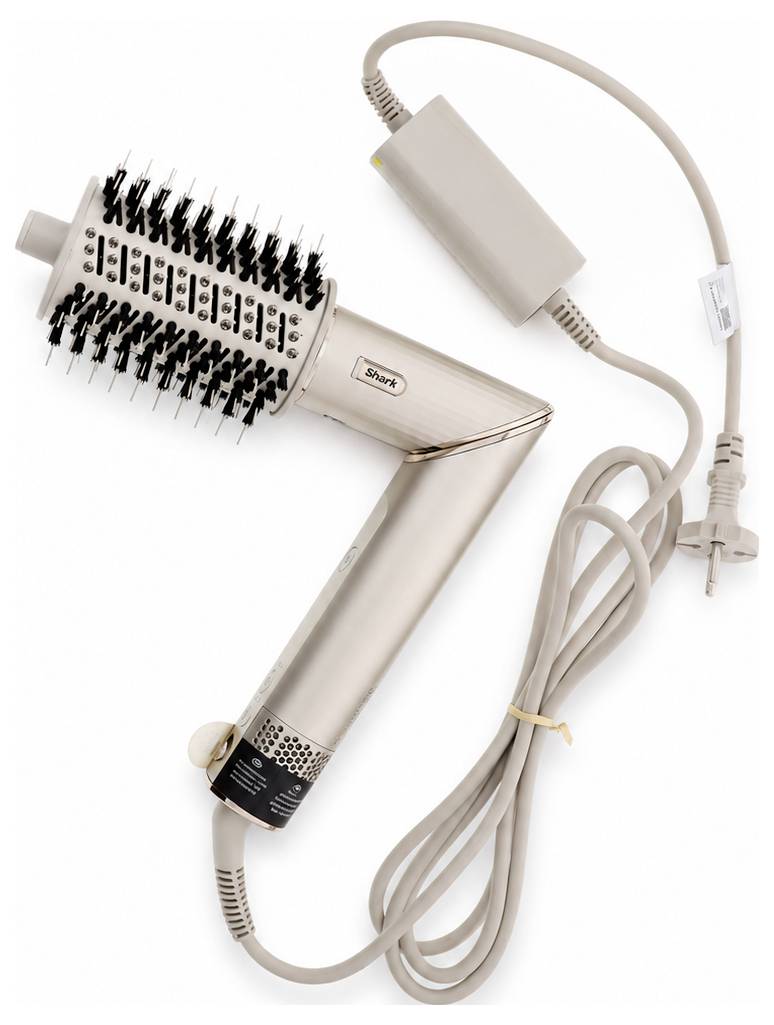 Beige elektrische haarborstel met föhn, met aangesloten stroomkabel en bedieningskastje op een witte achtergrond.
