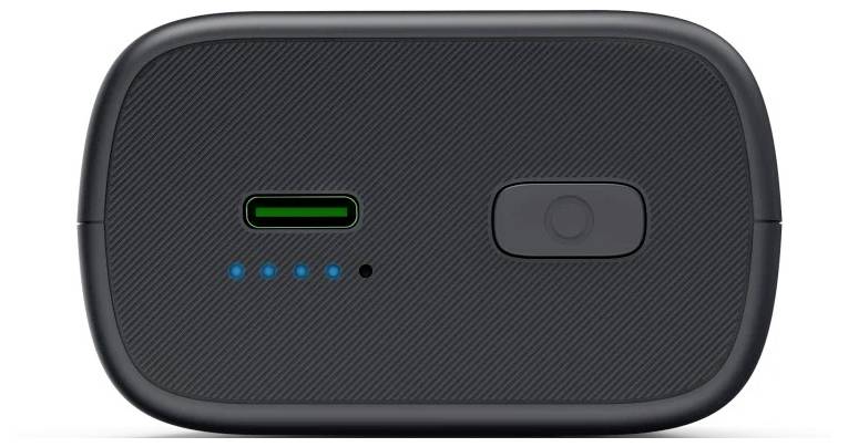Draagbaar zwart apparaat met een USB-poort, vier blauwe statuslampjes en een aan/uitknop aan de voorkant.