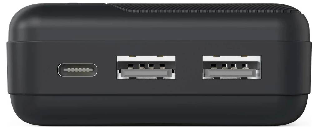 Close-up van een zwart draagbaar apparaat met één USB-C-poort en twee USB-A-poorten aan de voorkant.