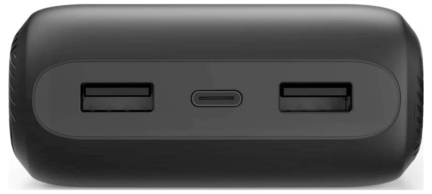 Zwarte draagbare powerbank getoond van voren, met twee USB-A-uitgangen aan weerszijden van een centrale USB-C-poort.