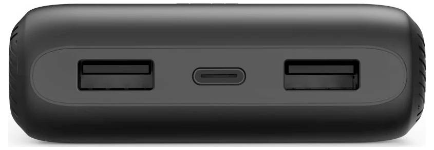 Close-up van een zwarte draagbare powerbank met twee USB-A uitgangspoorten en een USB-C laadpoort aan de voorkant.