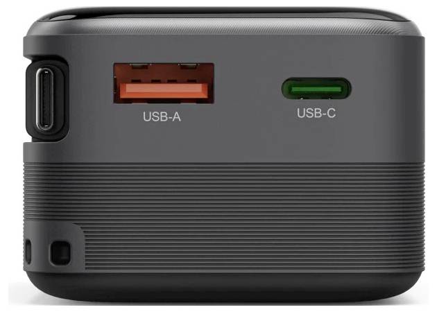 Compacte zwarte powerbank met zijpoorten: USB-A en USB-C, plus een USB-C-ingang aan de linkerrand.
