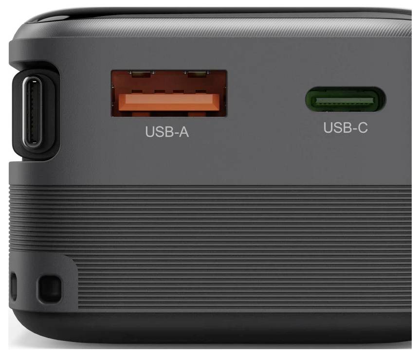 Nahaufnahme van een powerbank met drie poorten gelabeld USB-A, USB-C en een zijpoort.