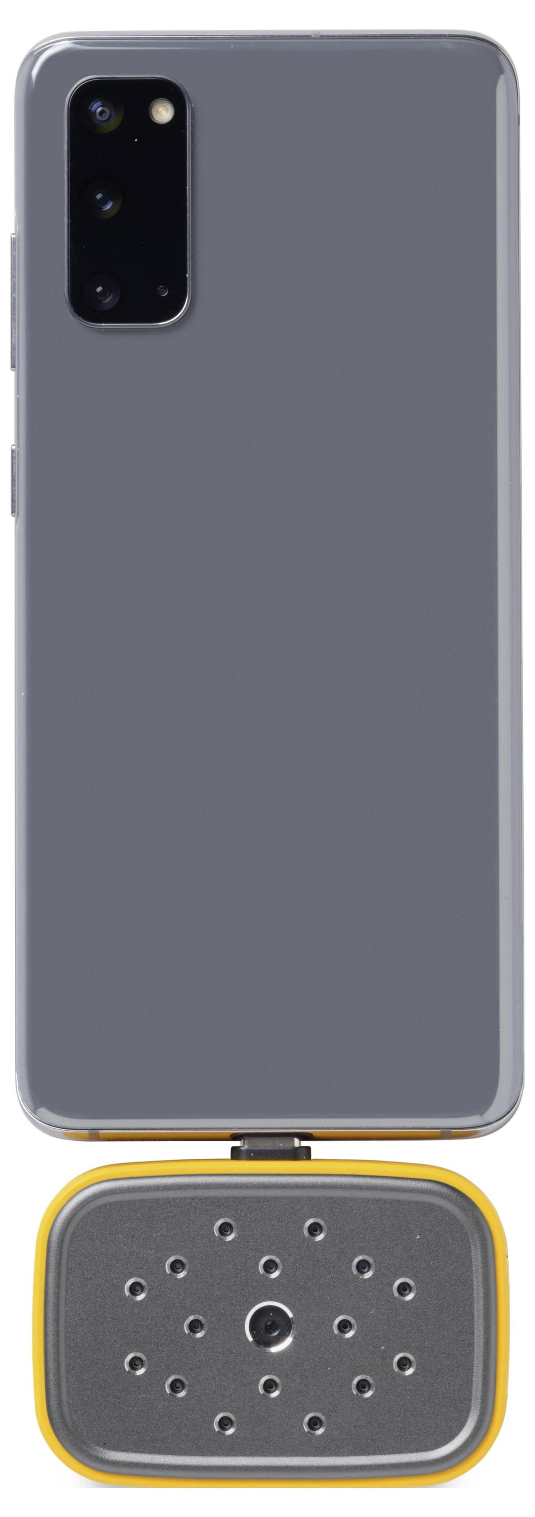 Achterkant van een grijze smartphone met een zwarte drievoudige camera-module, weergegeven boven een klein oranje-rand spreker- of microfoonaccessoire met geperforeerd rooster.