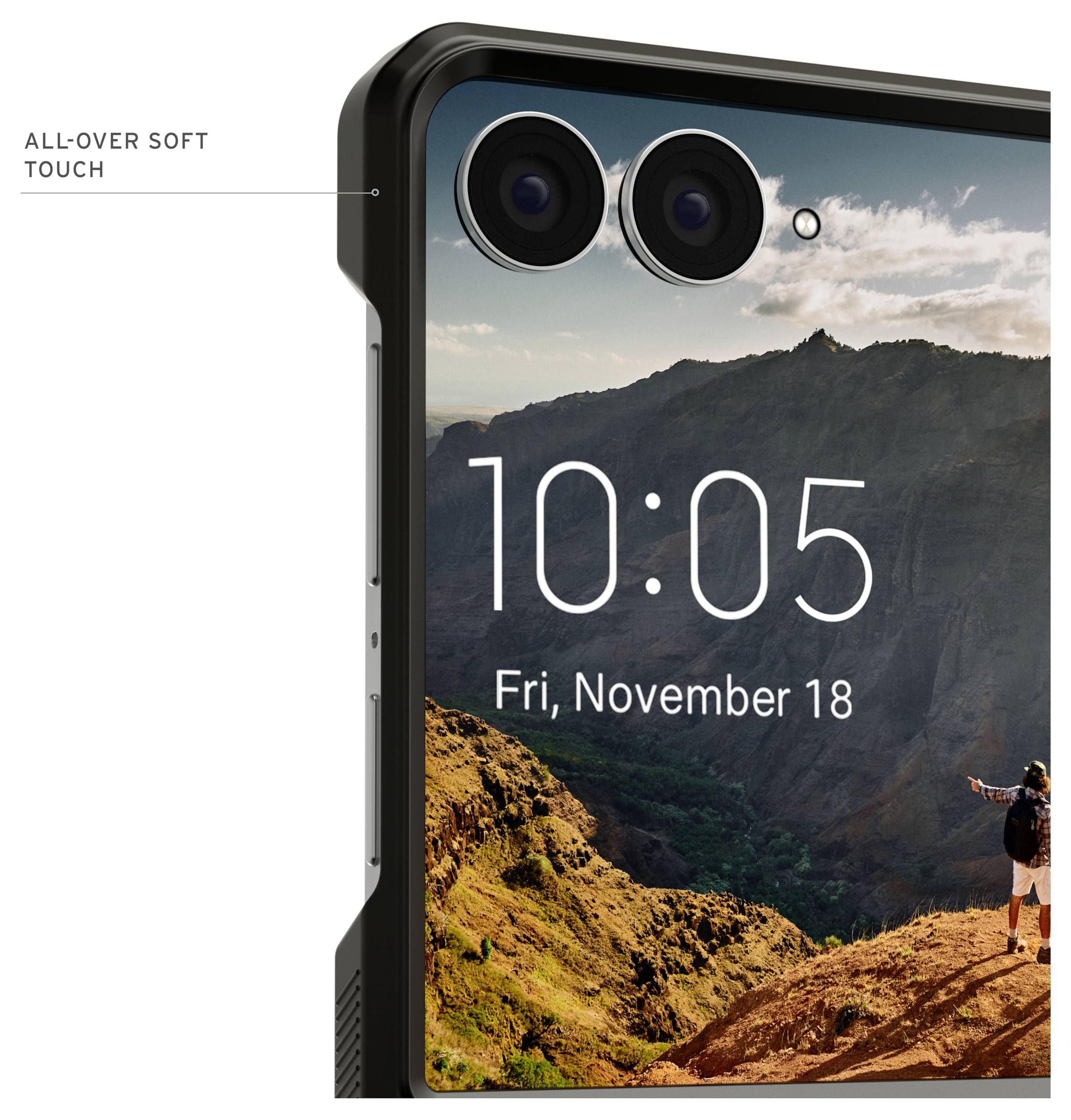 Close-up van een robuuste smartphone hoesje met 'ALL-OVER SOFT TOUCH' label, met dubbele camerautsnijdingen en een schilderachtig vergrendelscherm om 10:05 uur, vrijdag, 18 november.