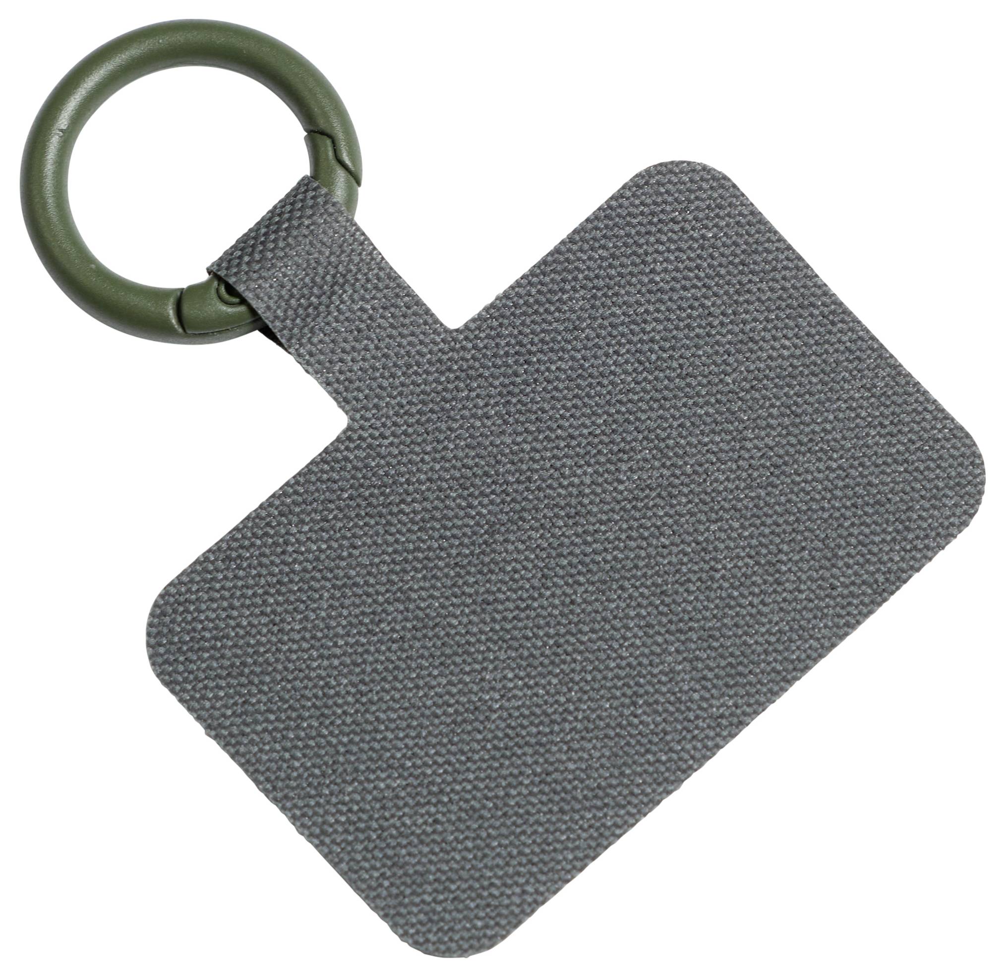Grijze stof kofferlabel met een groene metalen ringbevestiging op een witte achtergrond.