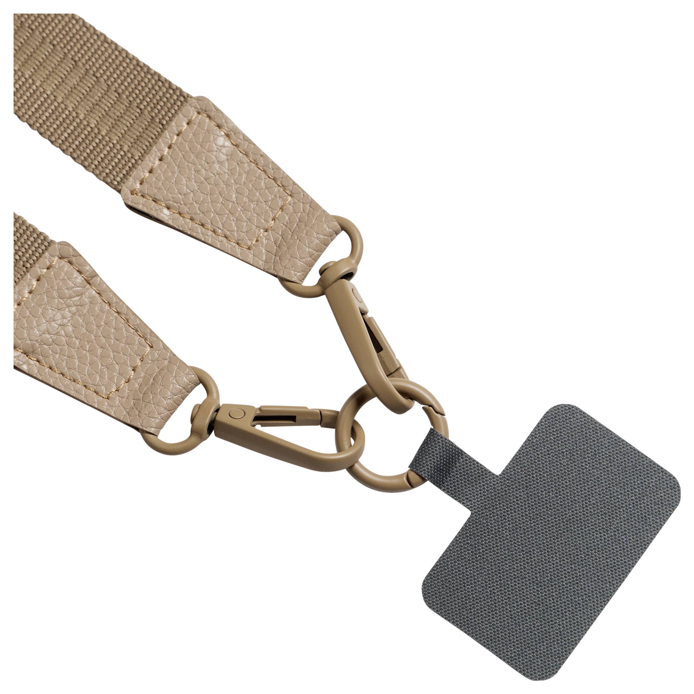 Twee beige geweven riemen met leerachtige uiteinden verbinden via metalen sluitingen met een klein donkergrijs vierkant etiket of tasje.