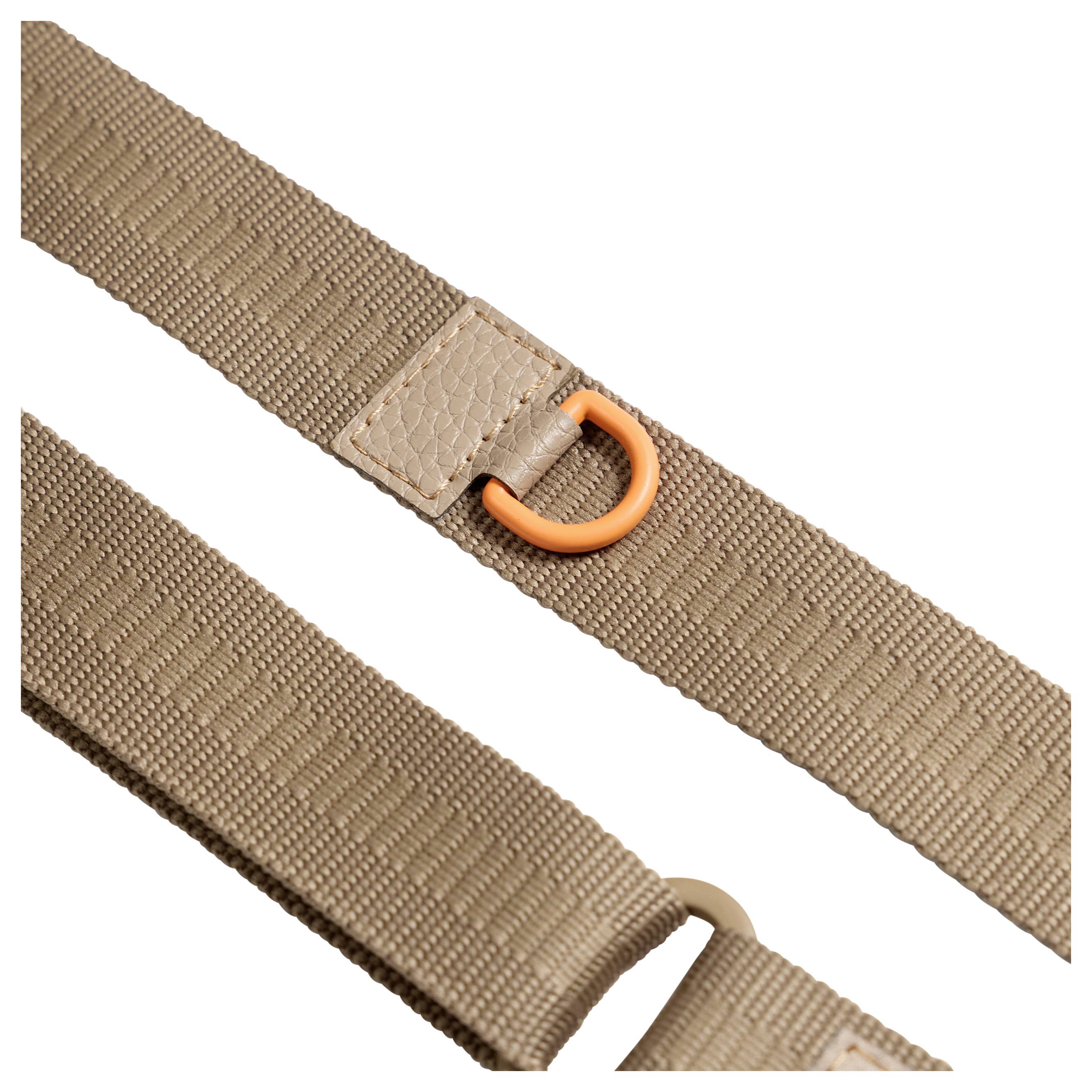 Twee beige webbingriemen met gestikt lussen en oranje en beige D-ringen op een witte achtergrond.