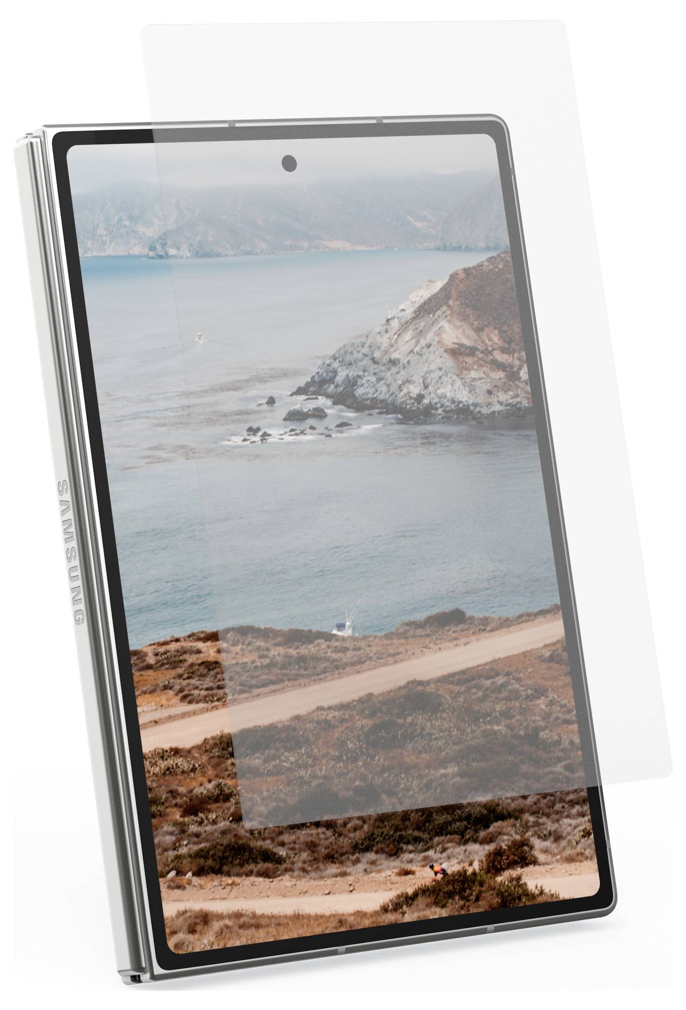 Smartphone met voorgeoriënteerd scherm met een foto van een kustlandschap met oceaan, rotskust en kronkelende onverharde weg.