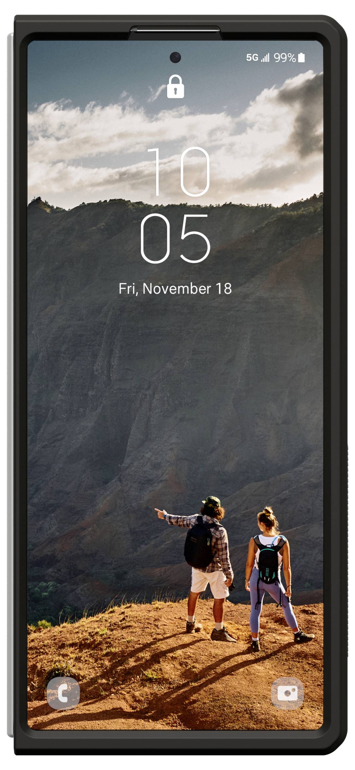 Smartphone-vergrendelingsscherm met 10:05, vrij, 18 november, met een berglandschapsbehang en twee wandelaars die op een klif staan.