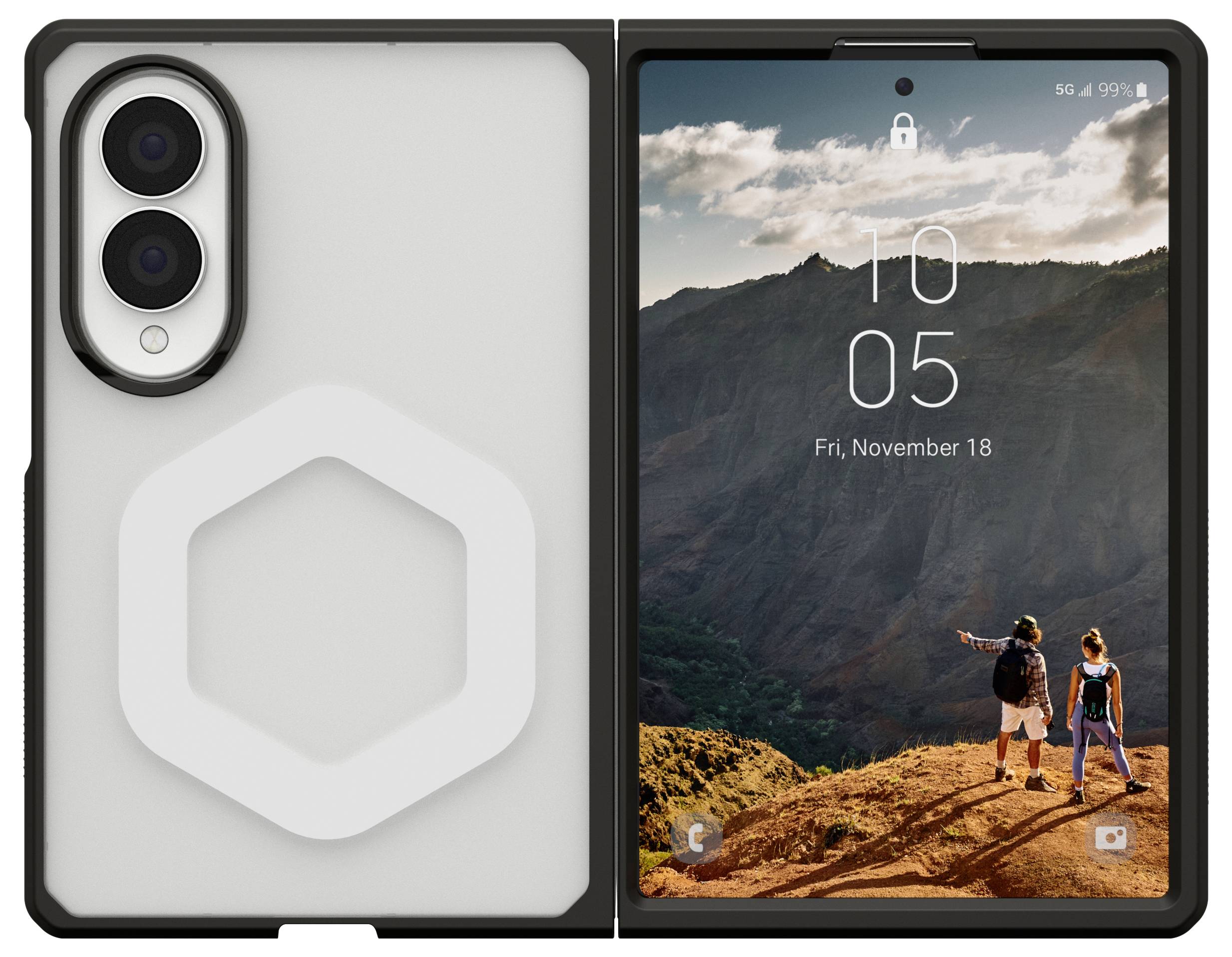Opvouwbare smartphone weergegeven in geopende toestand, met aan de linkerkant een cameradeel aan de achterkant en aan de rechterkant een vergrendelingsscherm met de tijd 10:05, vrijdag 18 november en een wandelachtergrond.
