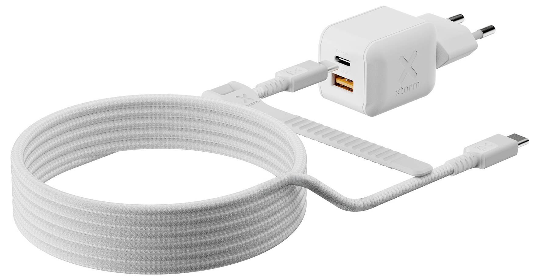 Witte USB-C-oplaadkabel met spiraalvormige kabel en dubbele wandladeradapter met twee poorten, weergegeven op een eenvoudige achtergrond.