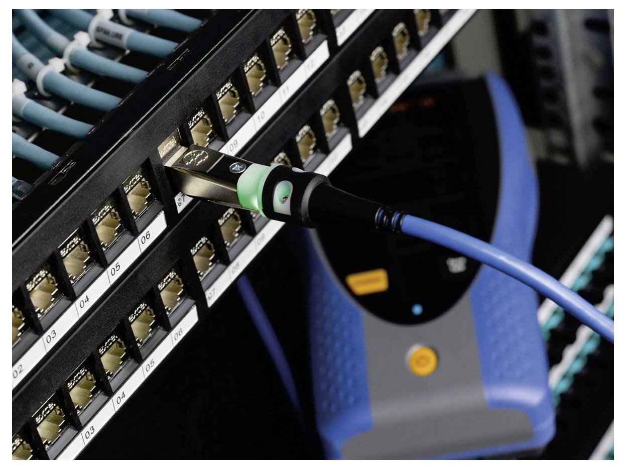 Close-up van een blauwe netwerkkabel aangesloten op een server- of switchpoort in een data center rek.