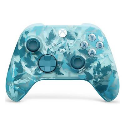 Blauwe camouflage Xbox-stijl game controller met analoge sticks, D-pad, ABXY-knoppen en centrale Xbox-knop op een witte achtergrond