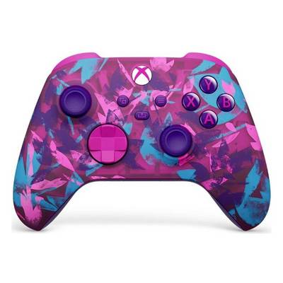 Een roze en blauw camouflagepatroon Xbox-stijl gamepad met knoppen en analoge sticks op een witte achtergrond.