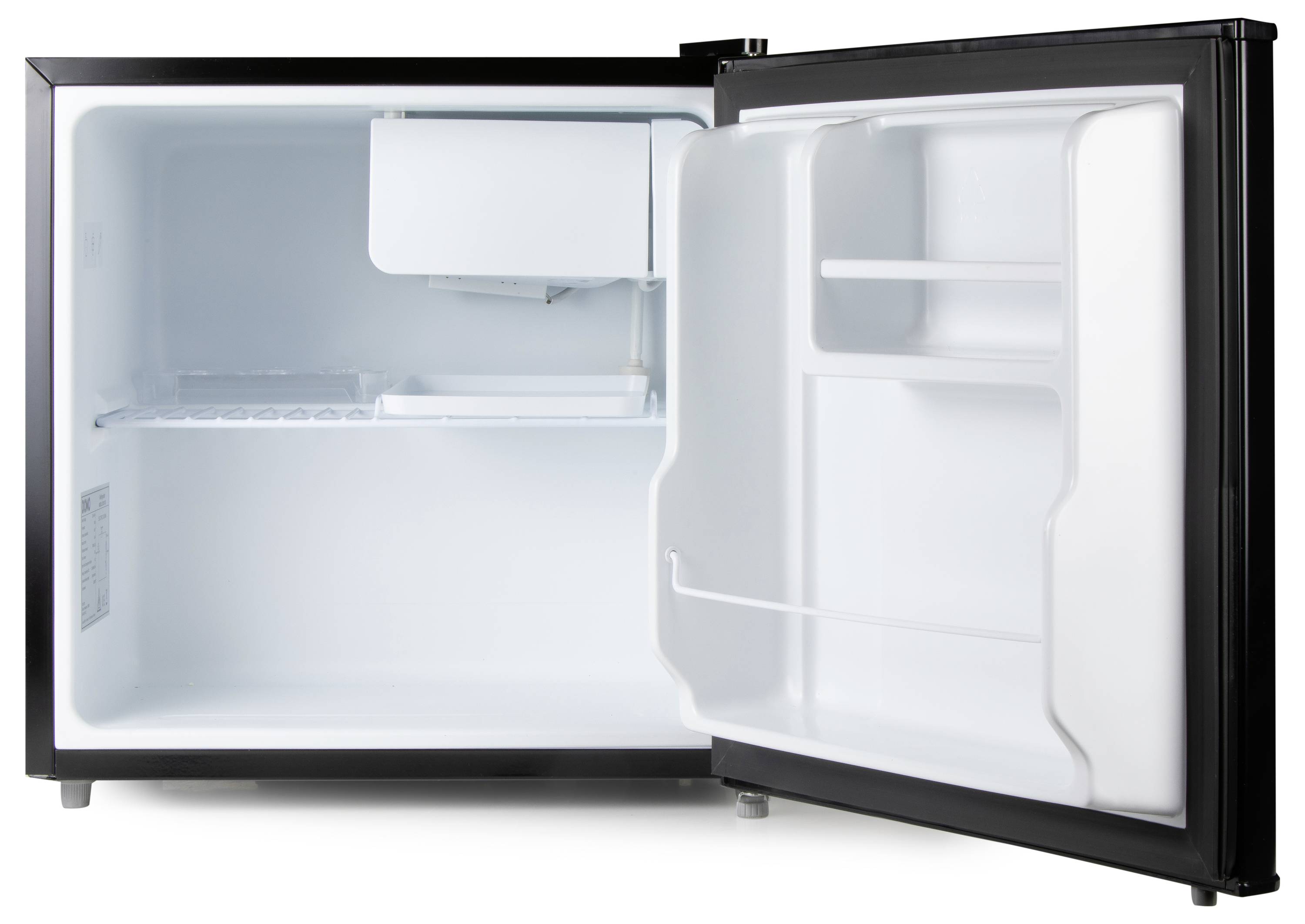 Open zwarte compacte koelkast met leeg wit interieur en schappen op een neutrale achtergrond.