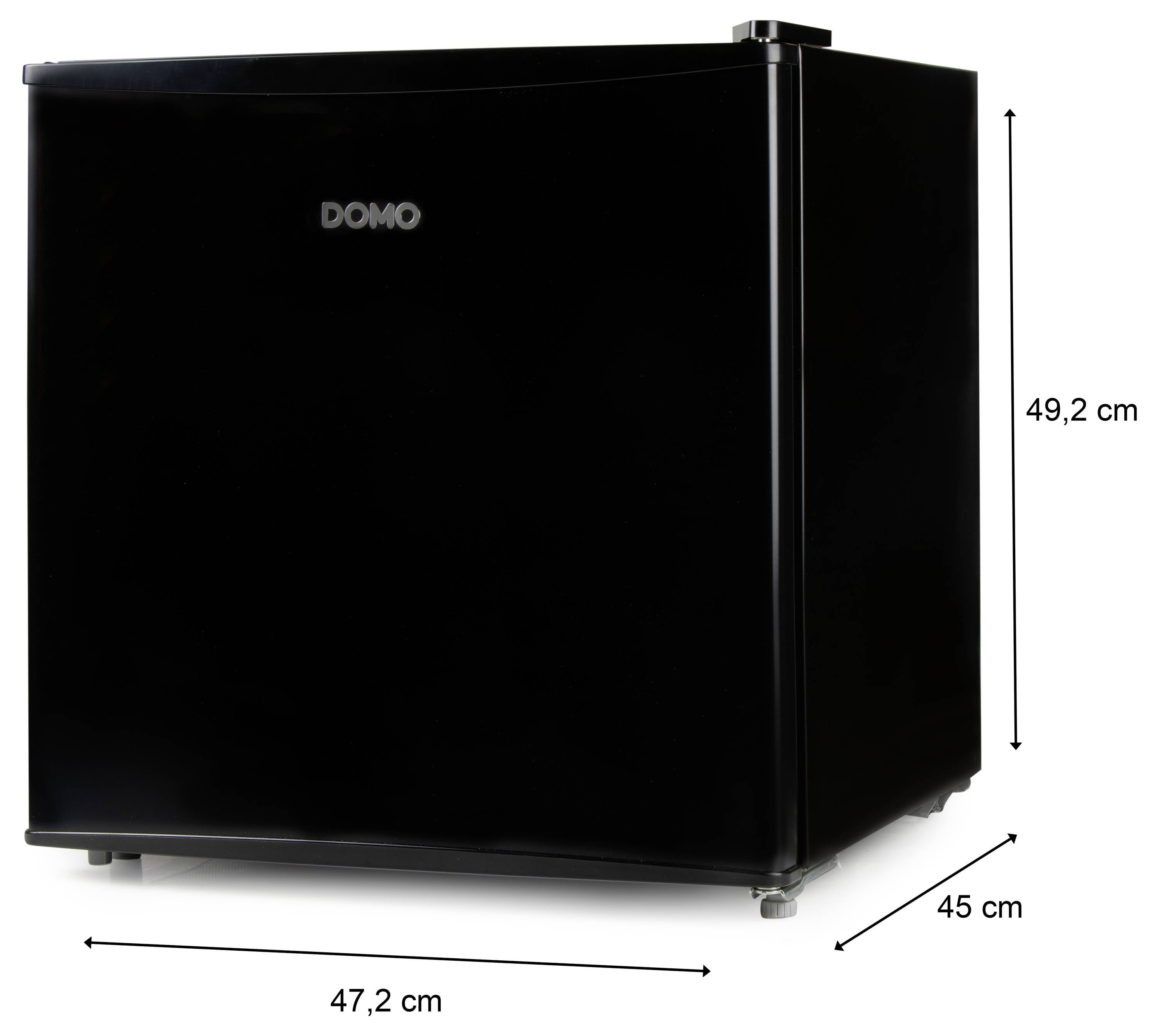 Zwarte DOMO mini koelkast weergegeven in perspectief met gelabelde afmetingen van 47,2 cm breed, 45 cm diep en 49,2 cm hoog.