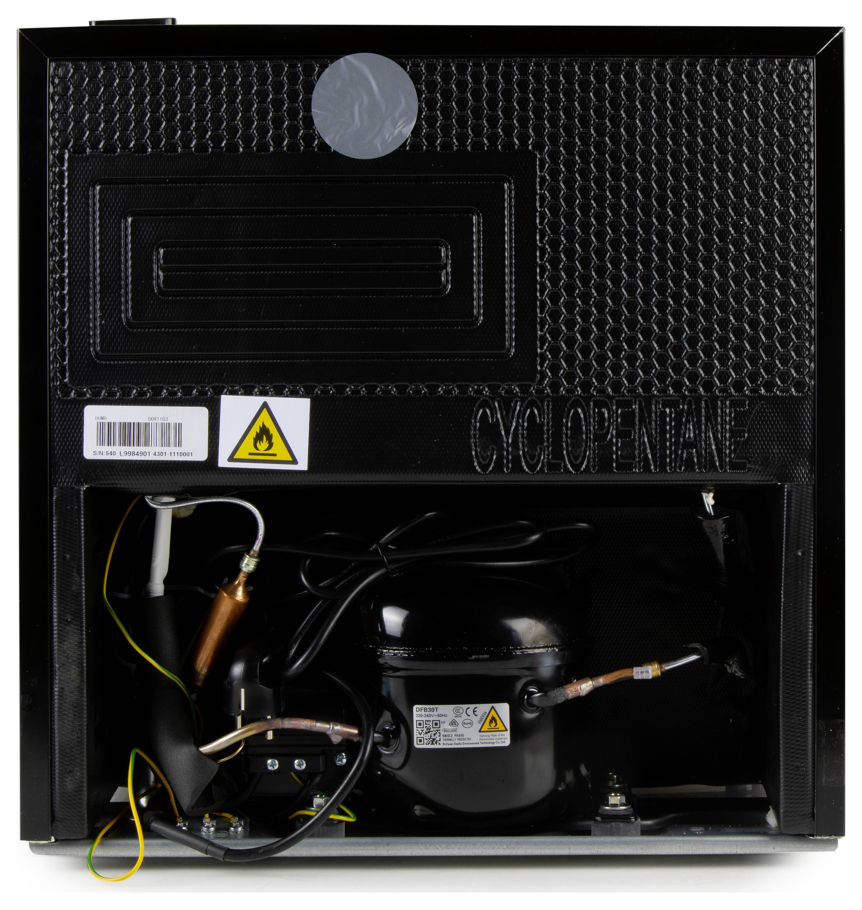 Achterkant van een zwarte Cyclopentaan koeleenheid met blootgestelde compressor, bedrading, waarschuwingsetiketten en streepjescode stickers.