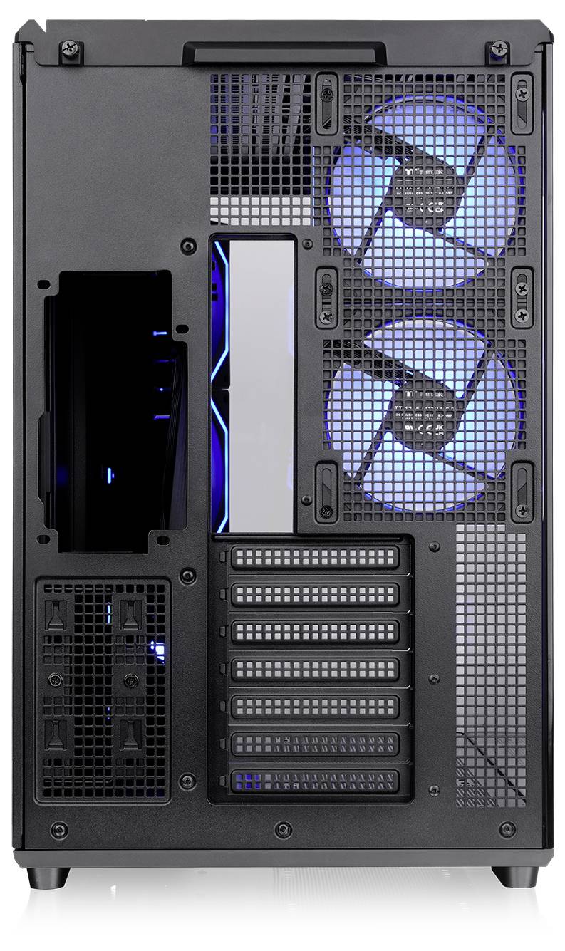 Achteraanzicht van een zwarte desktop-PC-behuizing met ventilatieroosters, blauw verlichte dubbele ventilatoren, expansiesleuven en achterkant I/O-gebied.