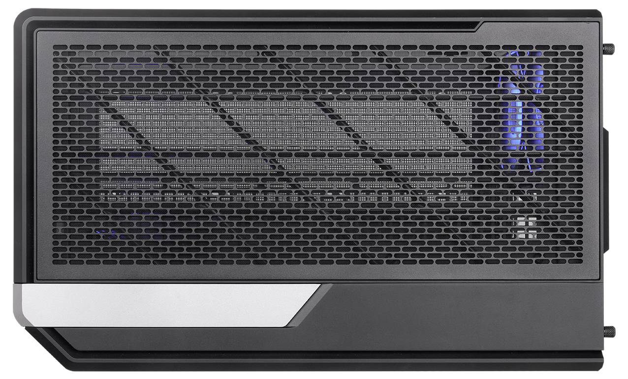 Zijkant van een zwart en zilverkleurig desktop-pc-behuizing met een mesh-voorkant en blauwe LED-verlichte interne ventilatoren die achter het rooster zichtbaar zijn.