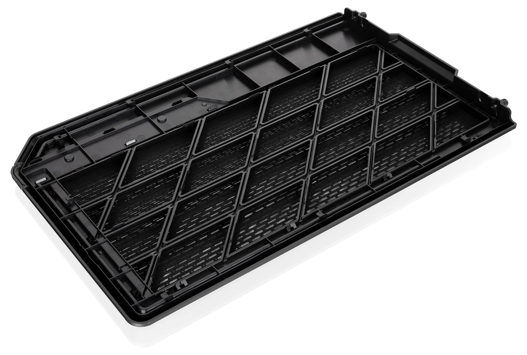Zwart rechthoekig plastic ventilatierooster of filterpaneel weergegeven op een witte achtergrond