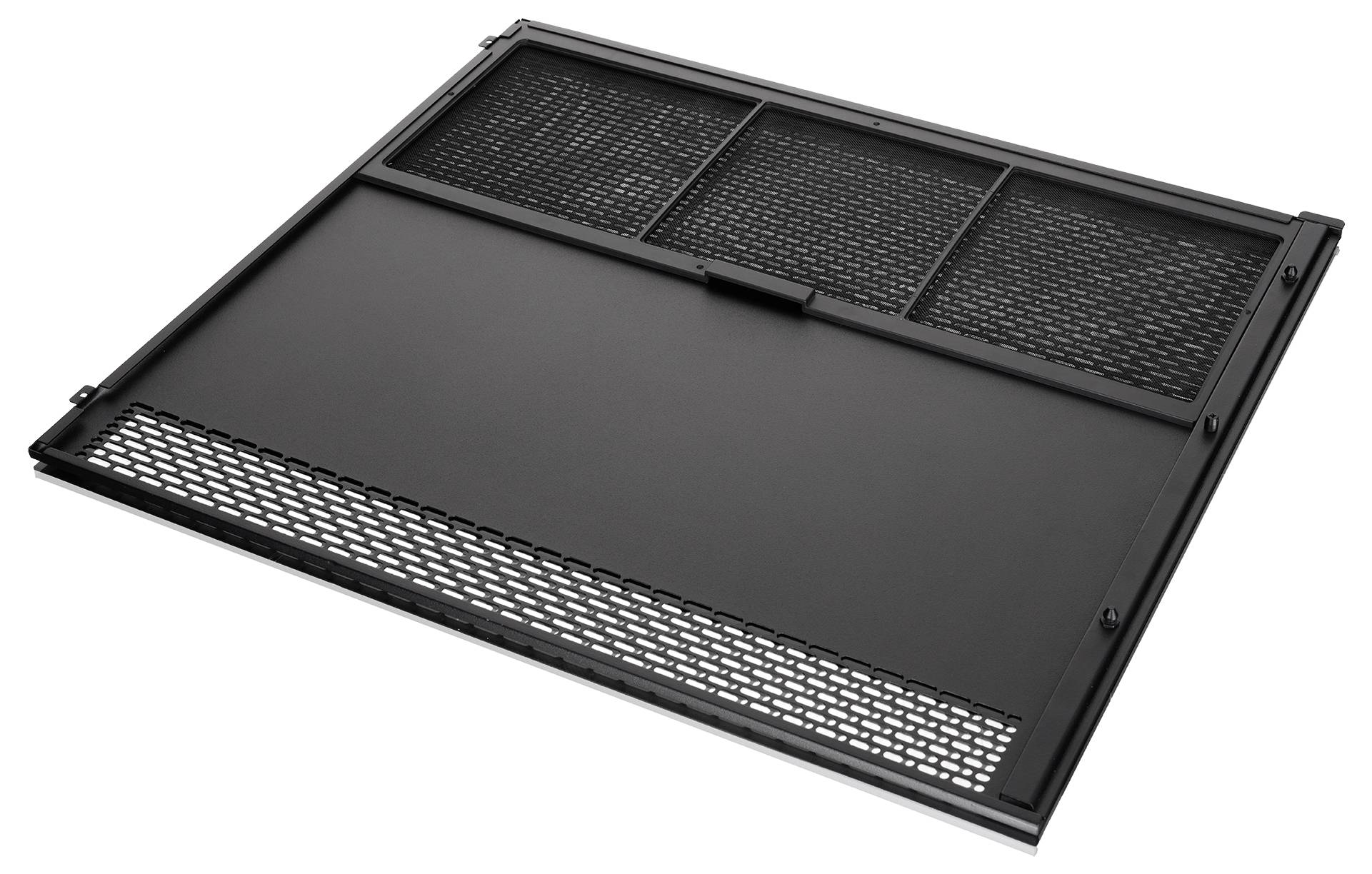Zwarte metalen mesh kastplank of rekpaneel met geventileerde secties, weergegeven op een witte achtergrond.