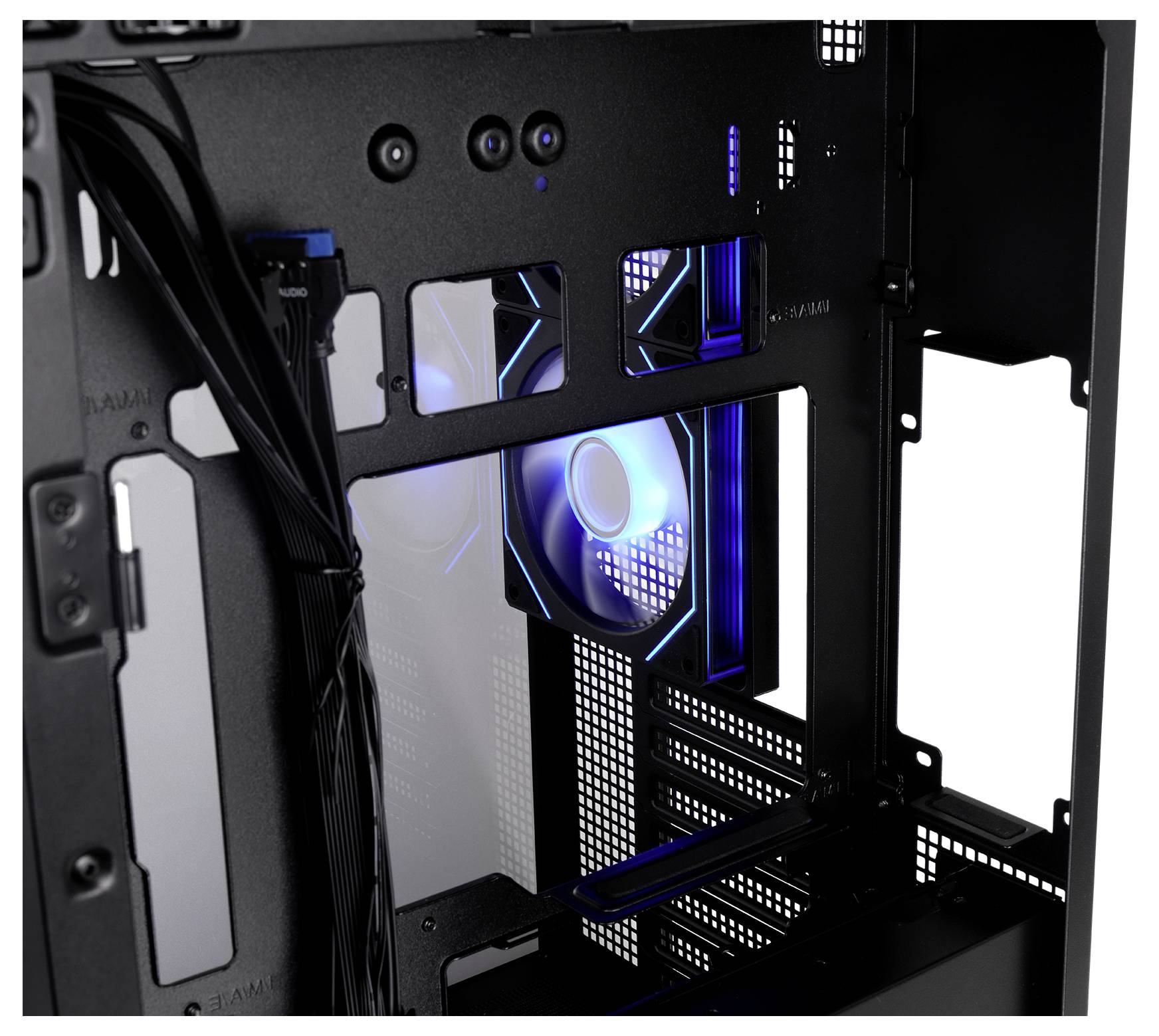 Interieur van een desktop-pc-behuizing met een blauwe verlichte CPU-ventilator, moederborduitsnijdingen en kabelrouting aan de linkerkant.