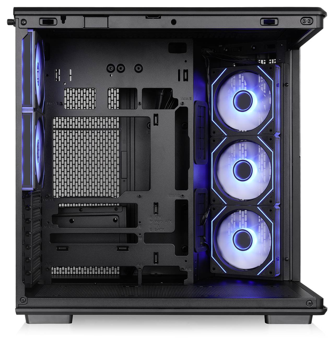 Leeg pc-kasje interieur met drie blauw verlichte frontventilatoren en zwart moederbordblad, weergegeven in zijkant.