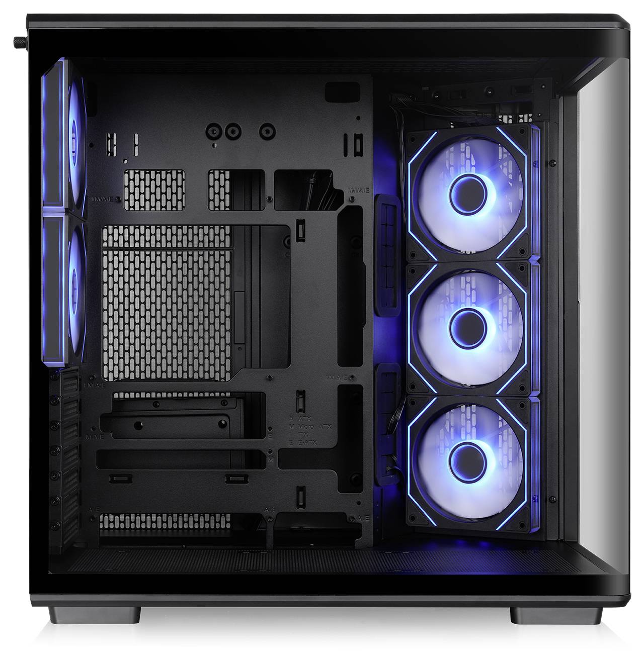 Lege zwarte PC-behuizing interieur met drie blauw verlichte koelventilators verticaal gemonteerd aan de rechterkant.