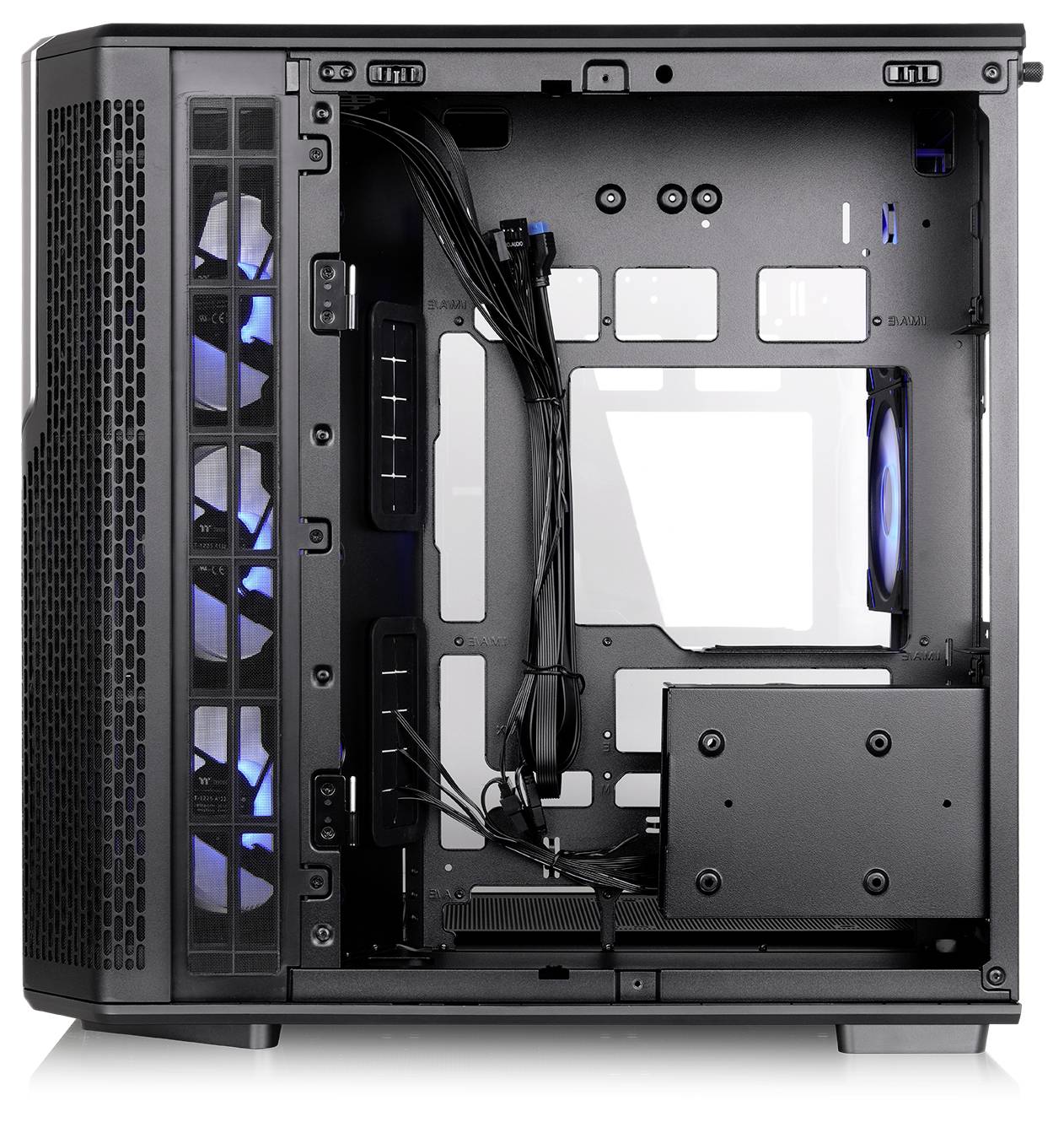 Open desktop PC-behuizing interieur met voorgeïnstalleerde ventilatoren en kabelroutering, met zicht op moederbordlade-uitsnijdingen en schijfopslaggebied.