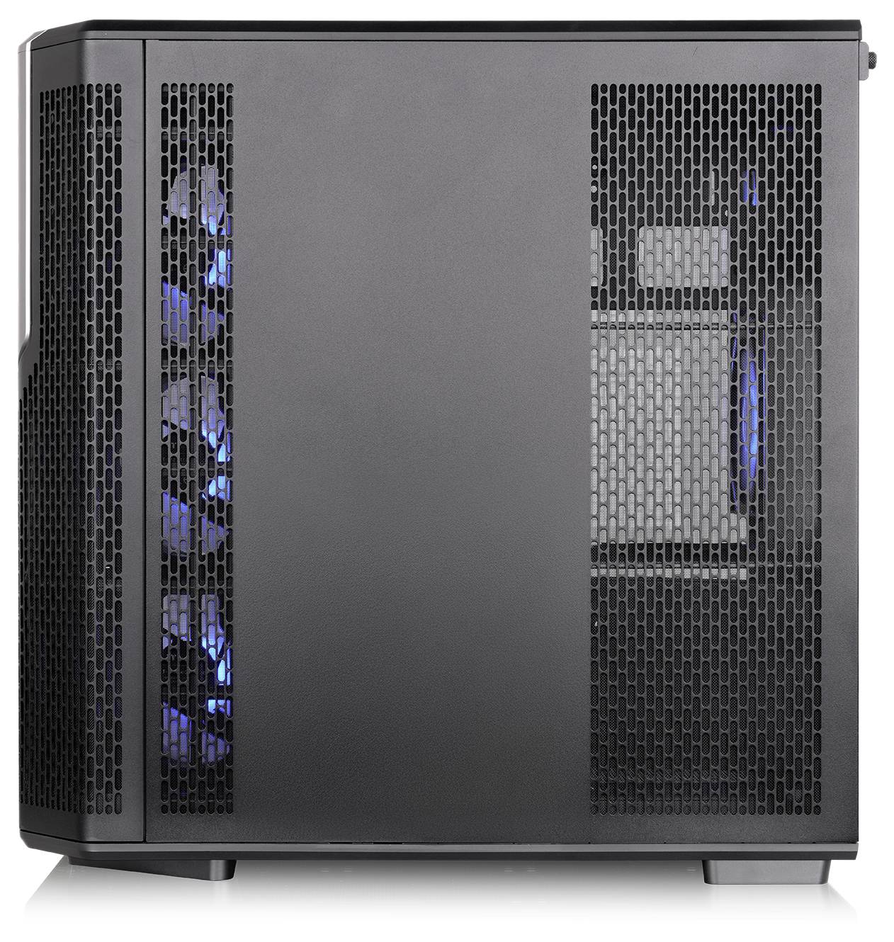 Zwarte desktop computertower met gaas voor- en zijpanelen, met blauwe verlichte interne ventilators zichtbaar door de ventilatieopeningen.