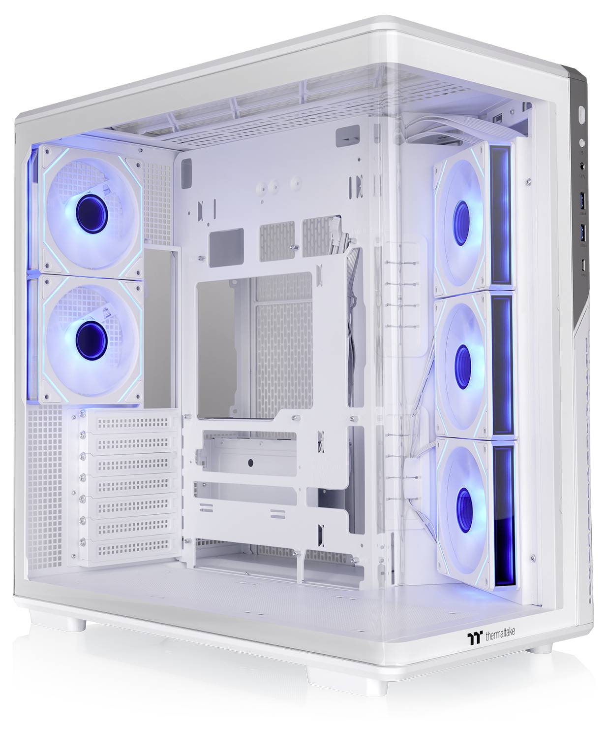 Witte PC-torenkast met transparant zijpaneel en meerdere blauw verlichte koelventilators binnenin.