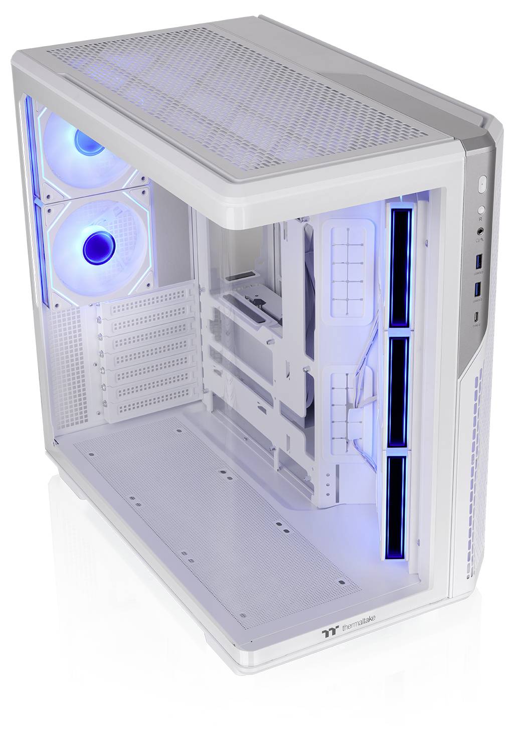 Witte PC-torencasemodel met verwijderd zijpaneel, waarop interne componenten zichtbaar zijn, blauw verlichte ventilatoren en lege schijfbayën.