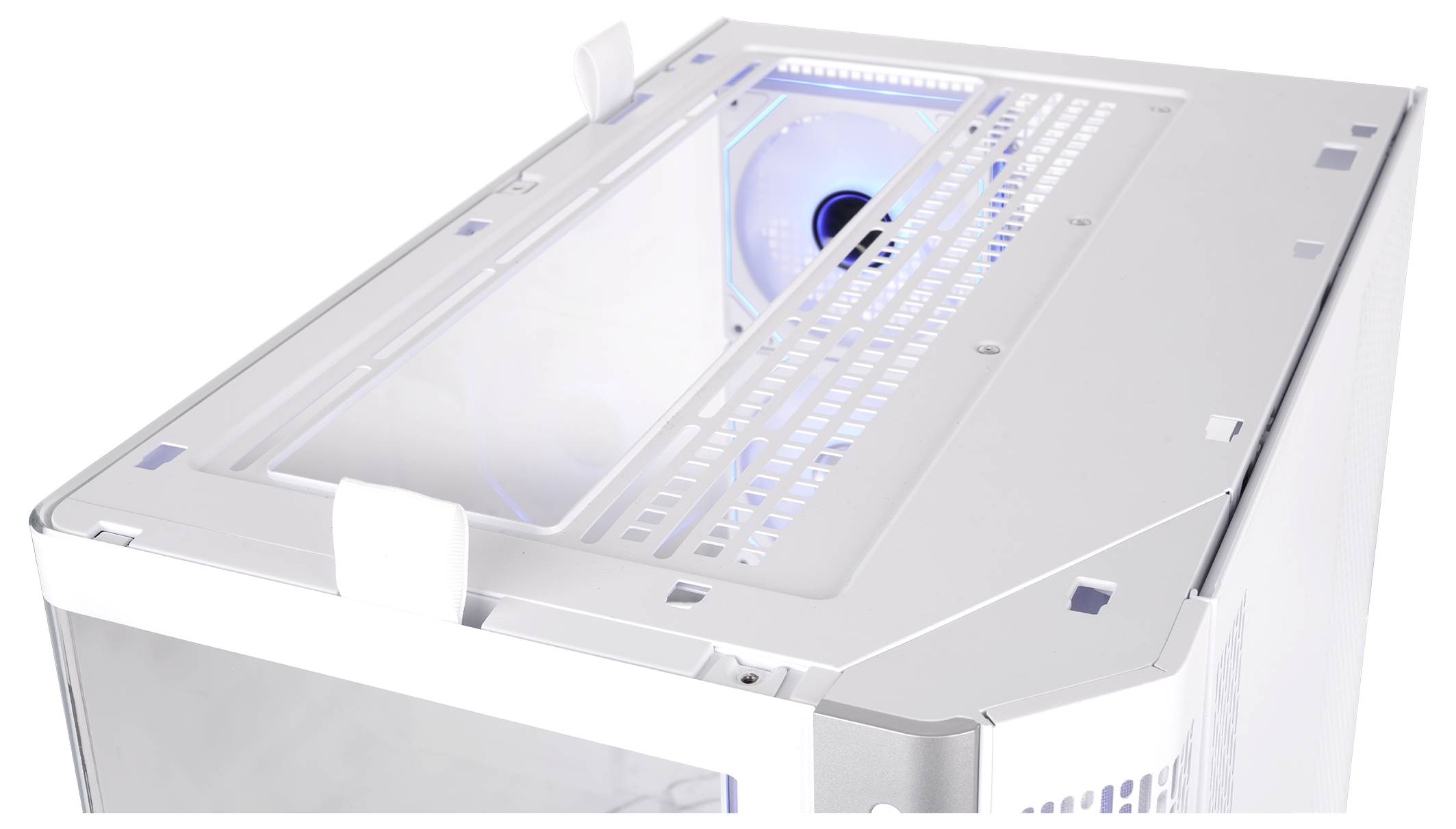 Bovenaanzicht van een witte computerbehuizing met een gemonteerde koelventilator zichtbaar door een geventileerd paneel.