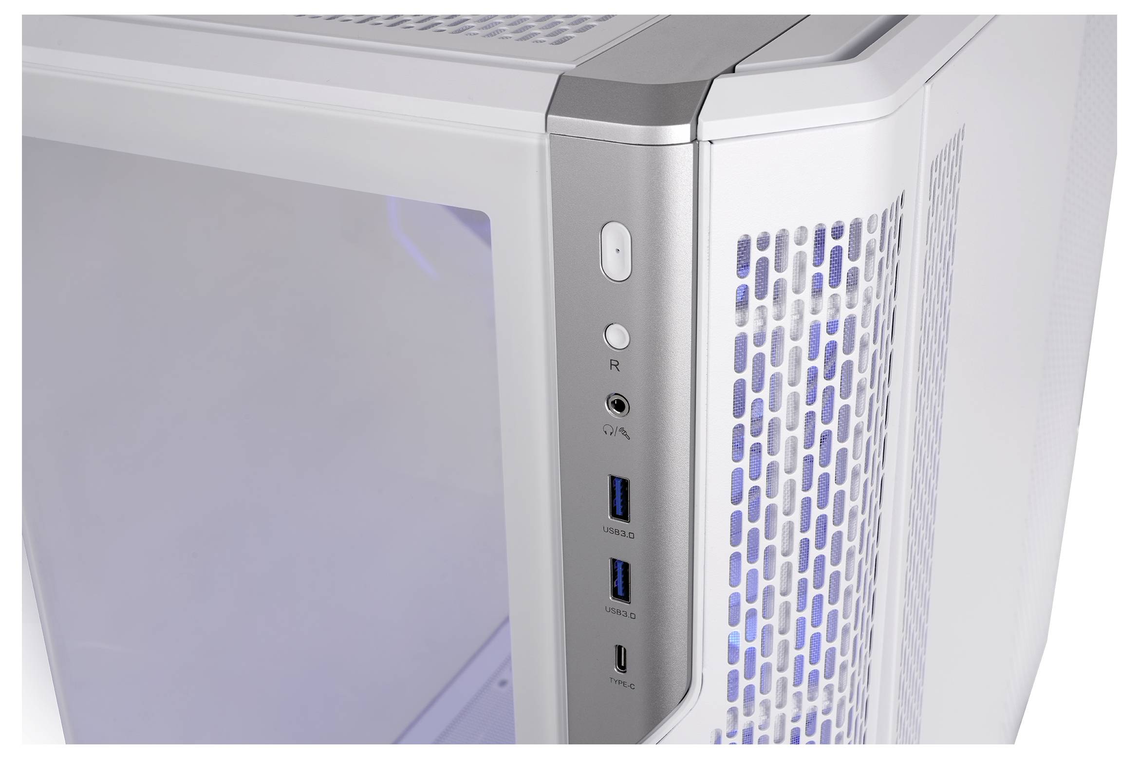 Close-up van een zilveren desktopcomputertoren voorkant met aan-/uitknoppen en resetknoppen, koptelefoonaansluiting, USB-poorten en een gloeiend mesh-zijventilatierooster.