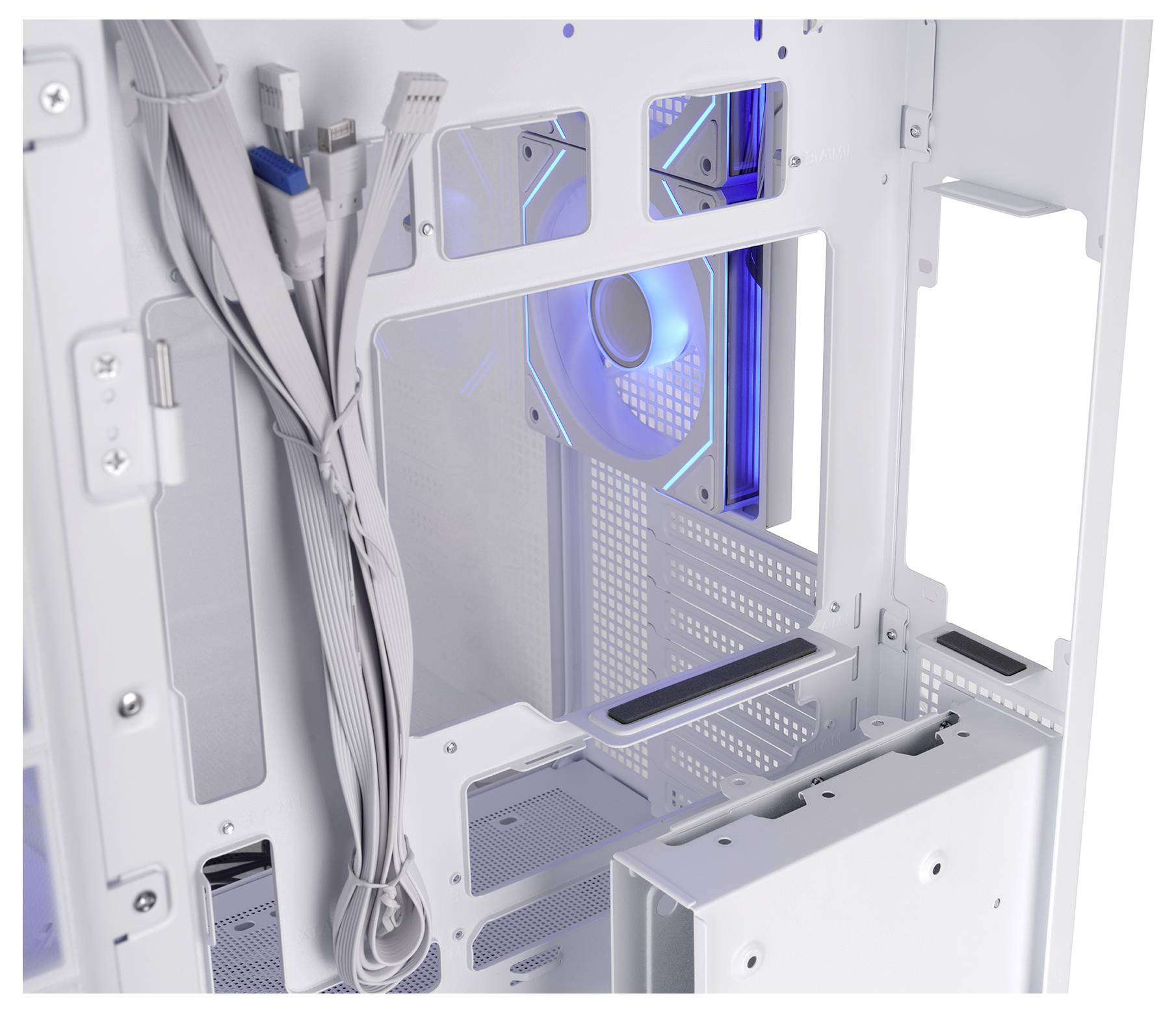 Binnenkant van een witte computerbehuizing met kabelbundel, schijfsleuven en een blauw verlichte koelventilator zichtbaar door de opening van het zijpaneel.