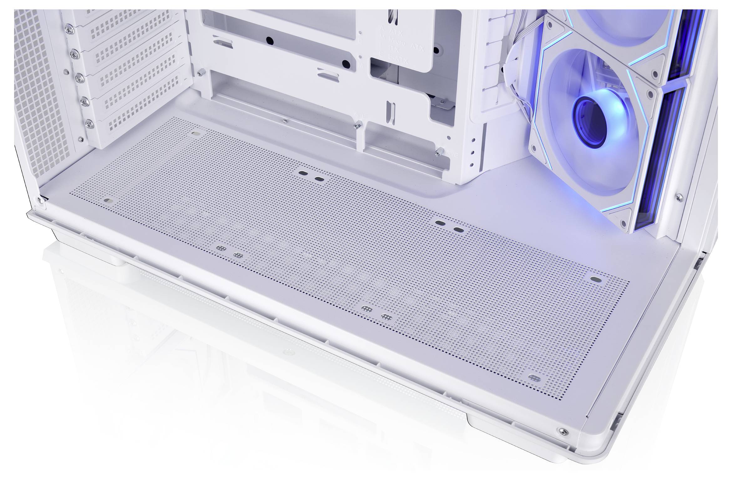 Open witte desktop-PC-behuizing met zicht op het lege interieur, het moederbordblad, de meshkap van de voedingskast en een blauw verlichte achterkoelventilatior.