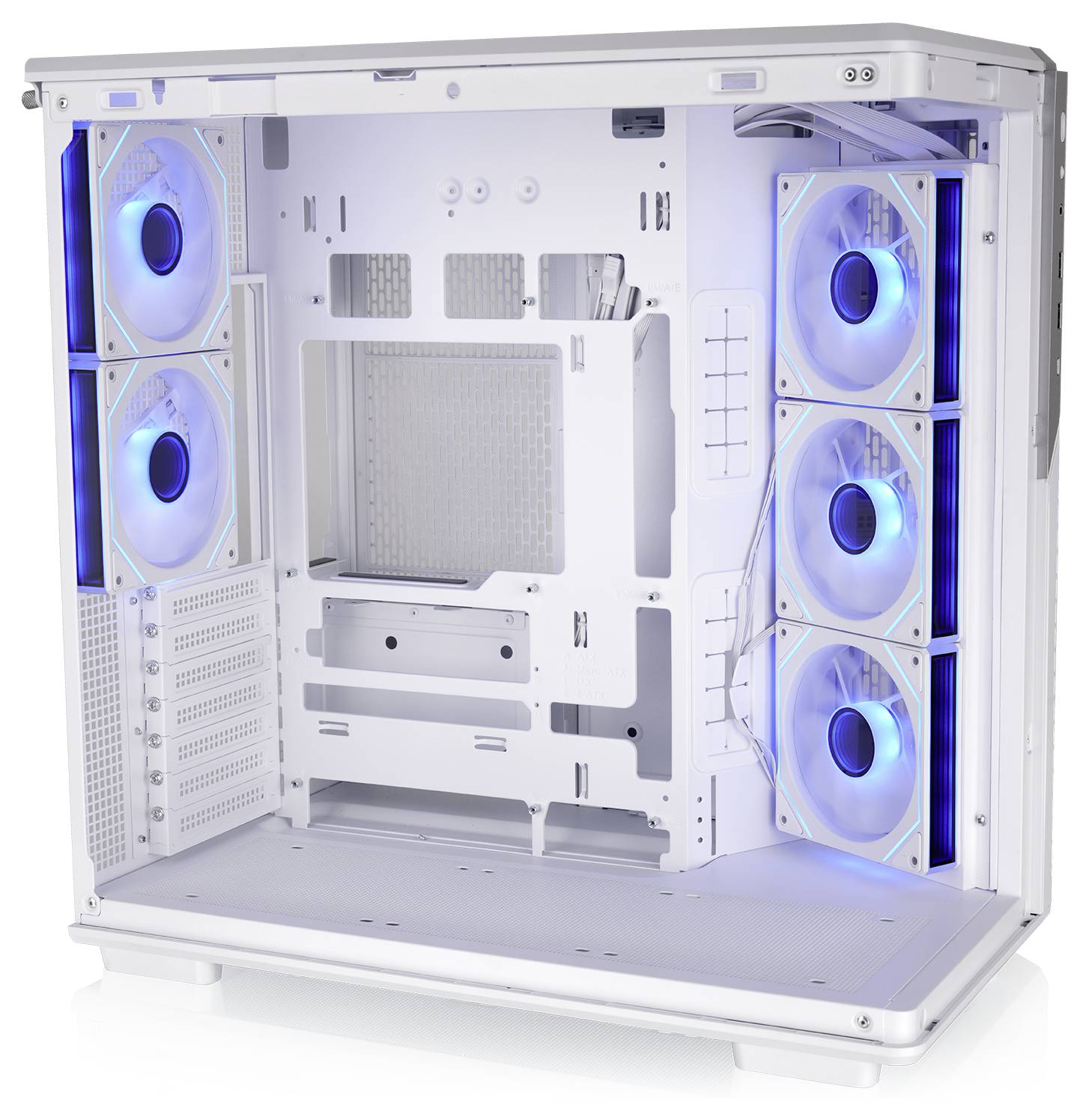 Open wit pc-kast interieur met zes blauwe LED-ventilators, met zichtbare lege moederbord, schijf- en kabelbeheerkoppelpunten.