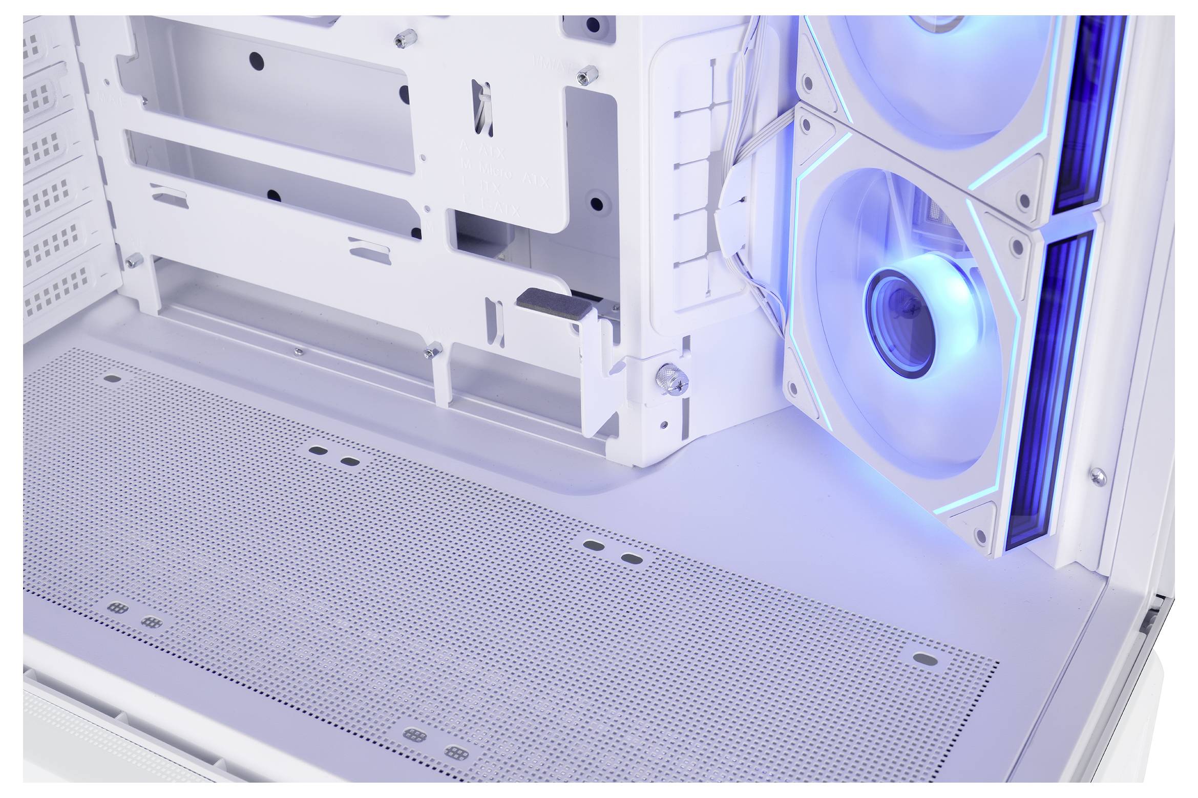 Binnenwerk van een witte desktop-pc-behuizing met blauw verlichte koelventilators en geperforeerde montageplaaten, met zicht op de lege chassislayout.