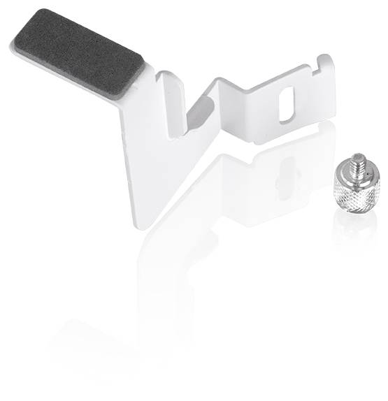 Witte metalen montageclips met zwart schuimpad en een kleine geriffelde schroef op een witte achtergrond.