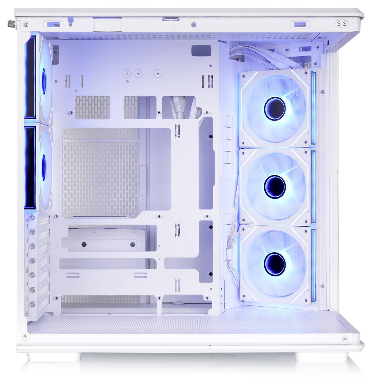 Lege witte PC-towerbehuizing interieur met drie blauw verlichte voorfans en zichtbare kabelrouting, weergegeven vanaf de zijkant.