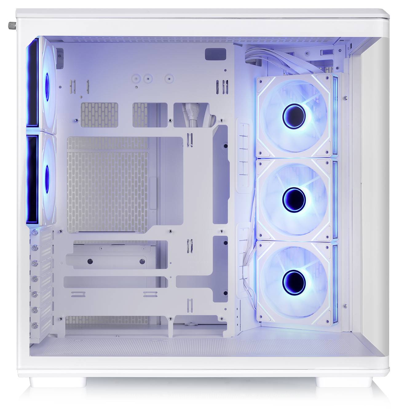 Witte computerbehuizing interieur met drie blauw verlichte frontfans en zijfan; lege moederbordplaat en zichtbare kabelbeheer uitsnijdingen
