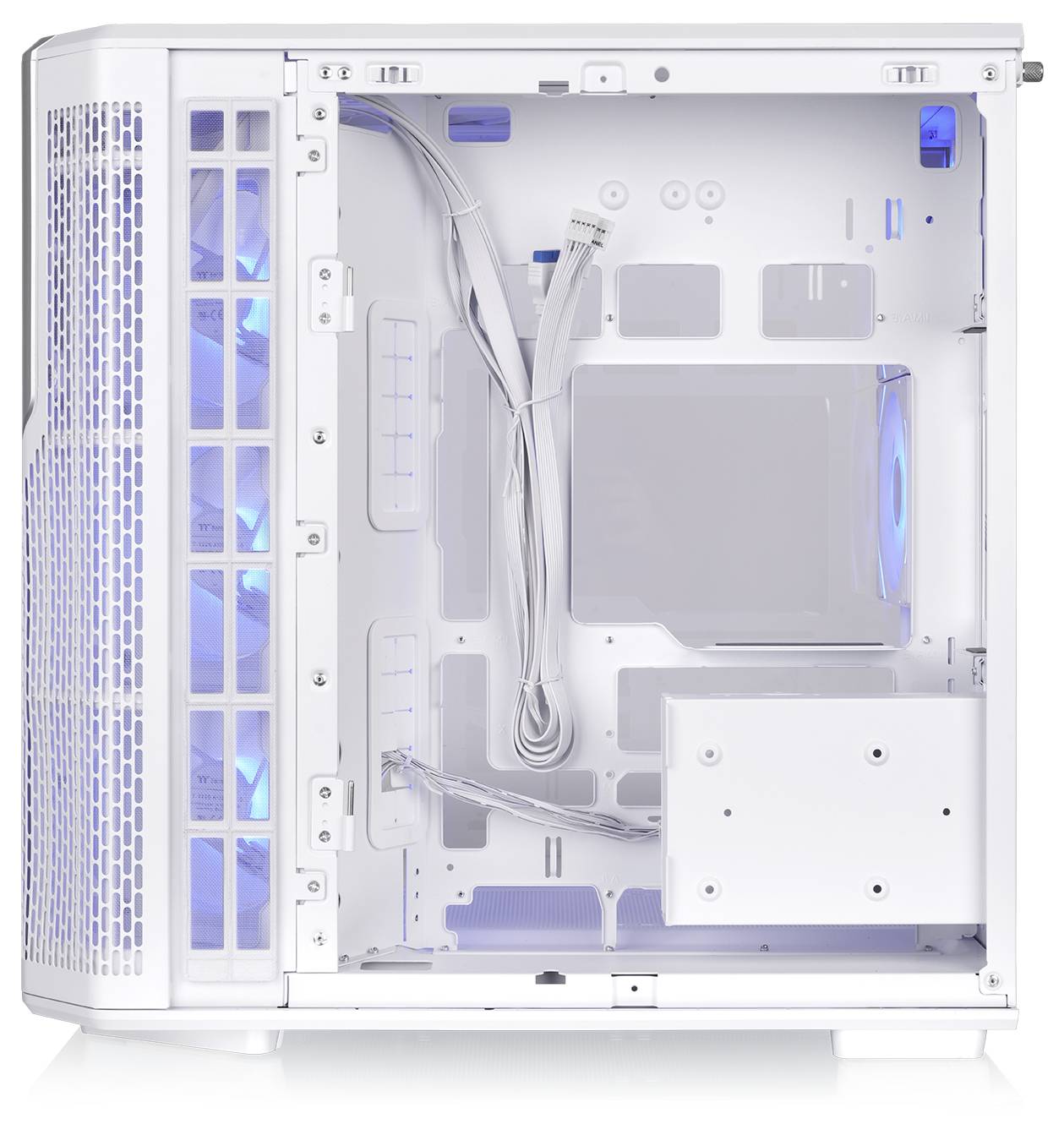 Open wit bureaubladcomputer-behuizing interieur met blauw verlichte voorfans, kabelbeheer en zichtbare montagebeugels, met een lege chassis.