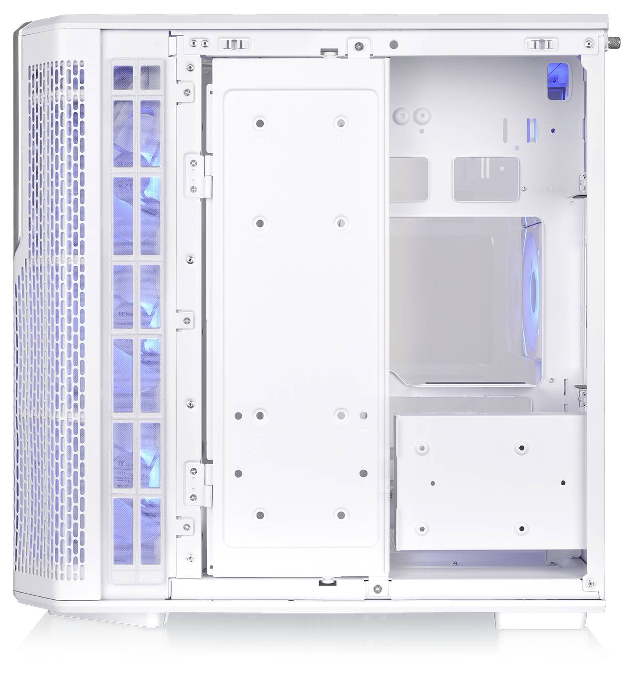 Open wit computerbehuizing weergegeven van opzij, met blauwe verlichte voorkant inlaatventilators en zichtbare lege interne schijf- en componentbevestigingspunten.