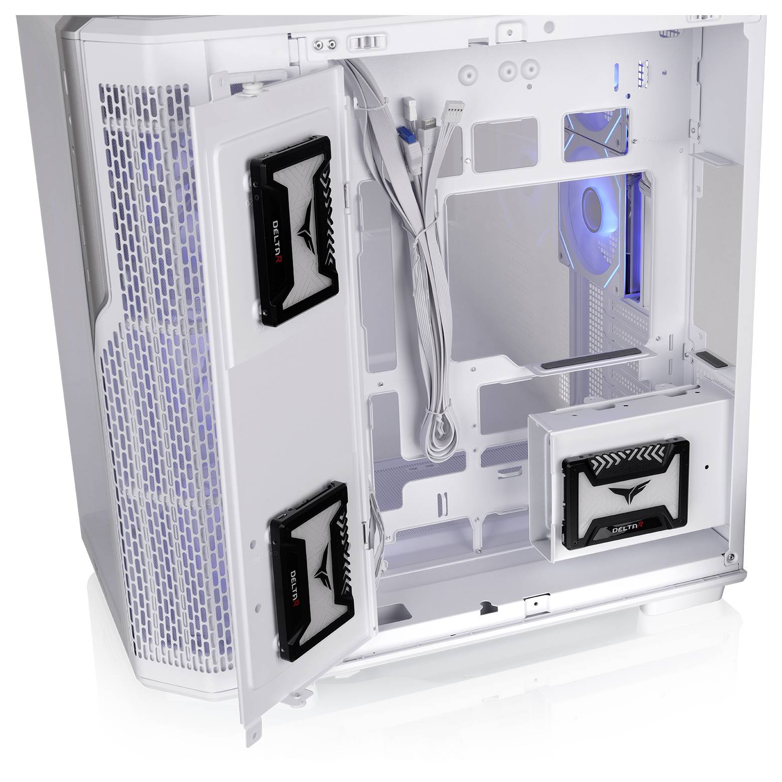 Geopende witte pc-behuizing met gehard glazen zijpaneel, met daarin zichtbare geïnstalleerde koelventilatoren, kabelrouting en schijfmontages.
