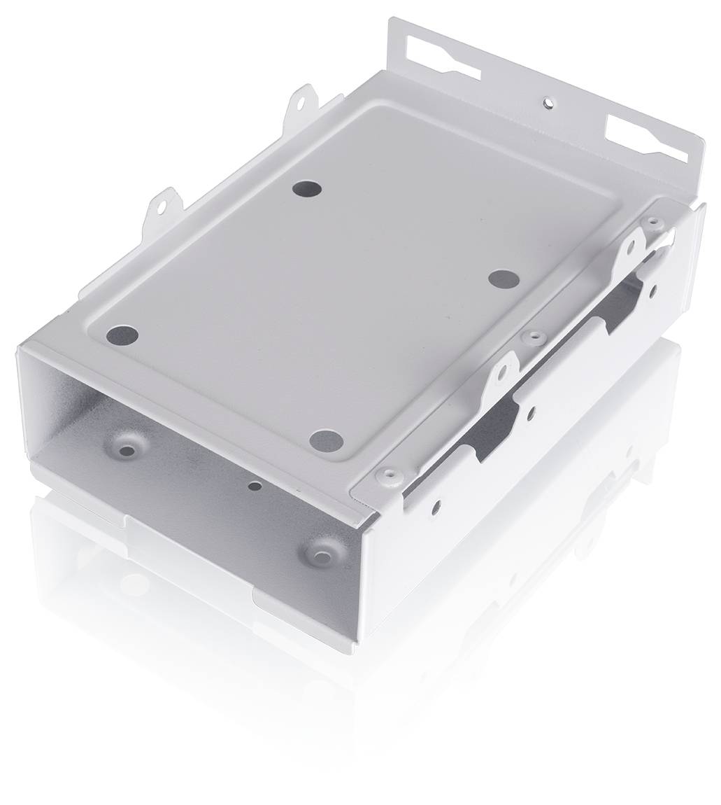 Zilveren metalen elektronische behuizing met bevestigingstabbladen en schroefgaten, geïsoleerd op een witte achtergrond weergegeven.